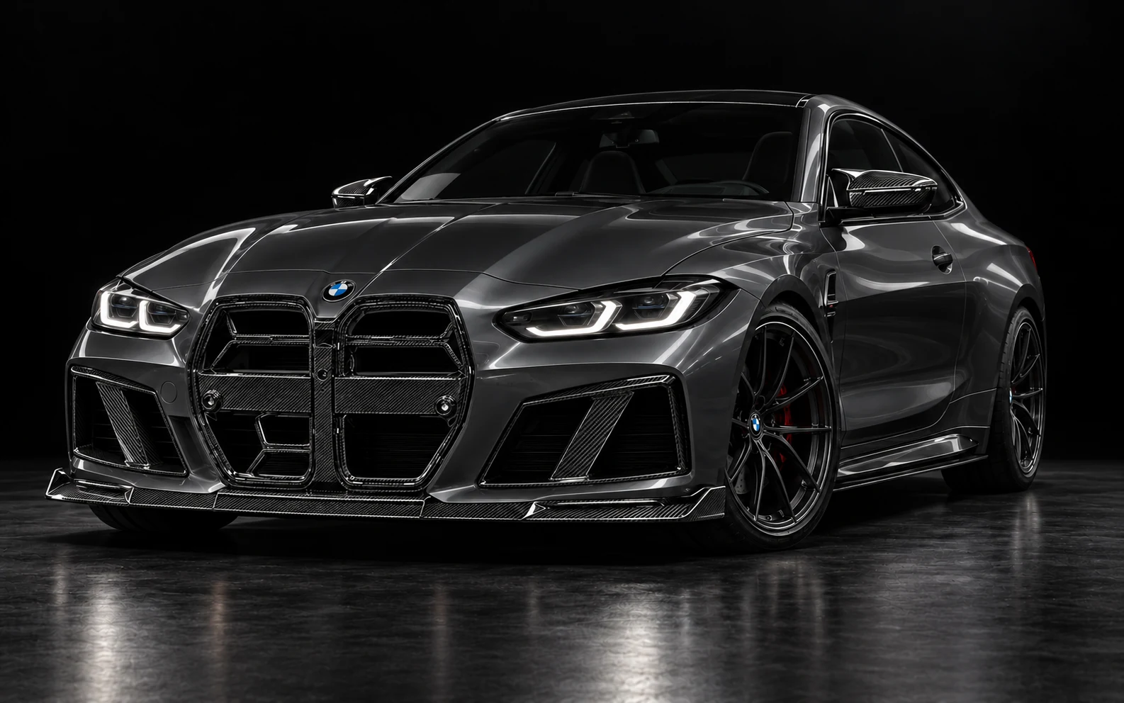 To samo grafitowe BMW M4 G82 od przodu, ze splitterem V AMX i karbonowymi ramkami wlotów. Wizualizacja.