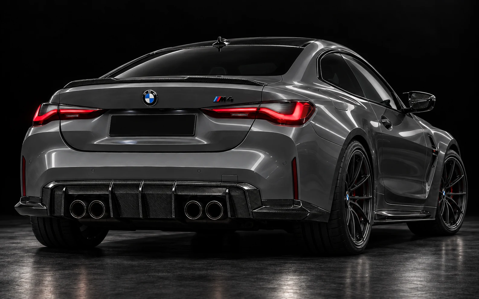 Grafitowe BMW M4 G82 od tyłu, z dyfuzorem MP AMX i niską lotką AMX. Wizualizacja na ciemnym podłożu.