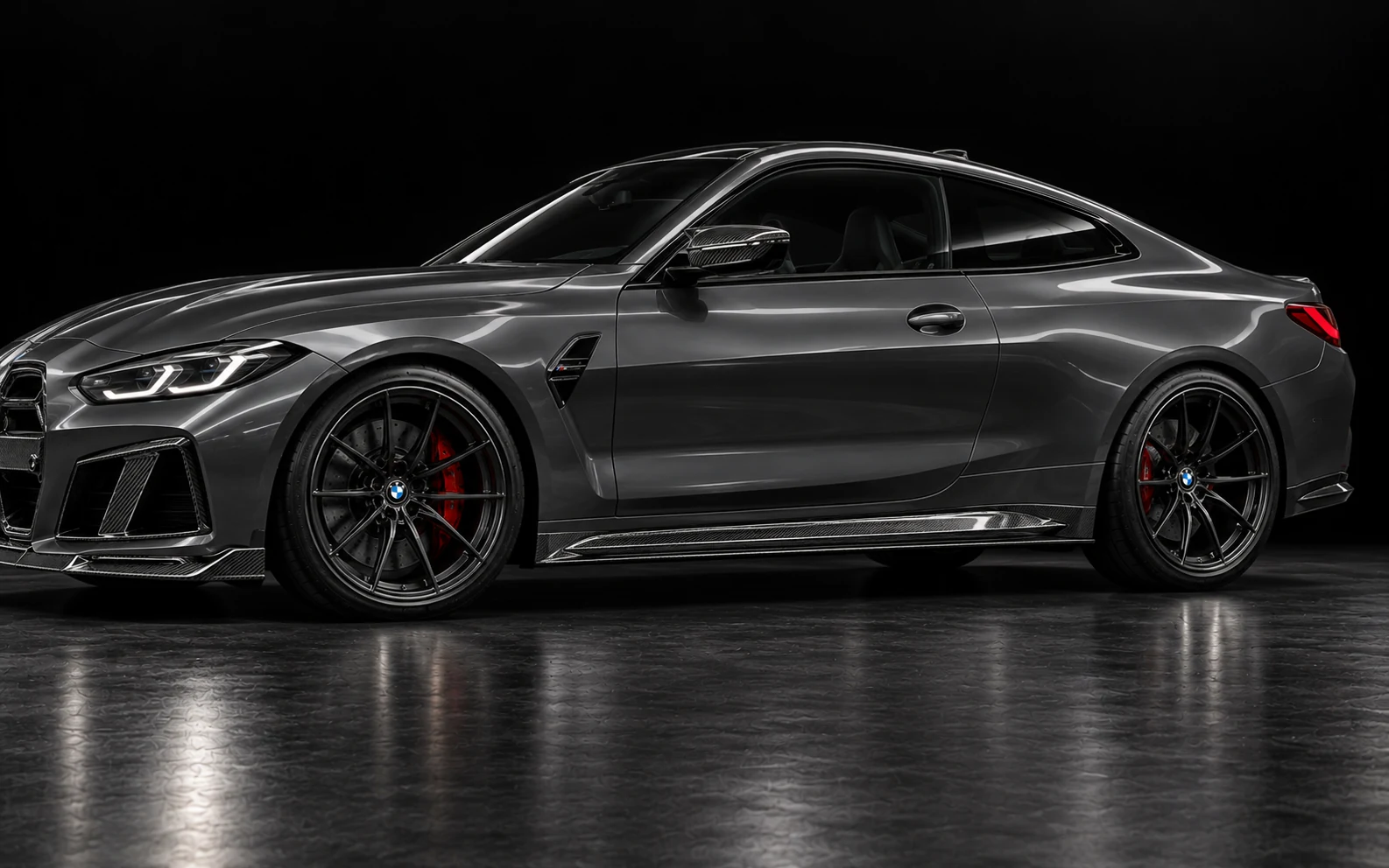 To samo grafitowe BMW M4 G82 z niskiej perspektywy, z karbonowymi dokładkami progów OEM Style AMX. Wizualizacja.